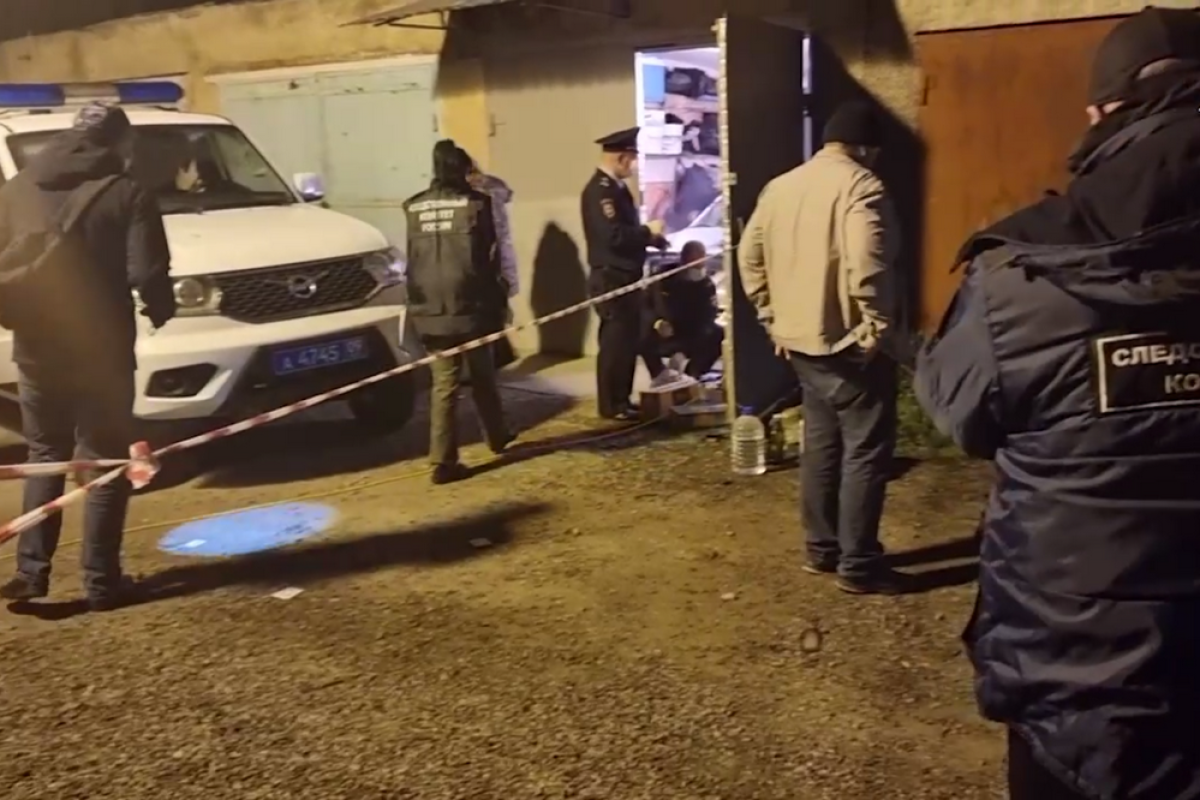 Напавших на наряд полиции до сих пор ищут.