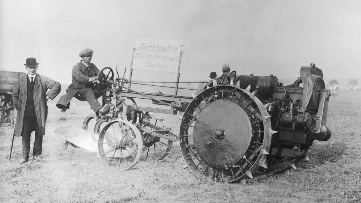 Трактор Moline Universal, выпускался в США с 1916 по 1923 год. Любопытная машина, на примере которой можно увидеть, какого рода трактора были в ходу к 1919 году.
Фото сделано в Дании, на соревнованиях по вспашке в 1920 году.