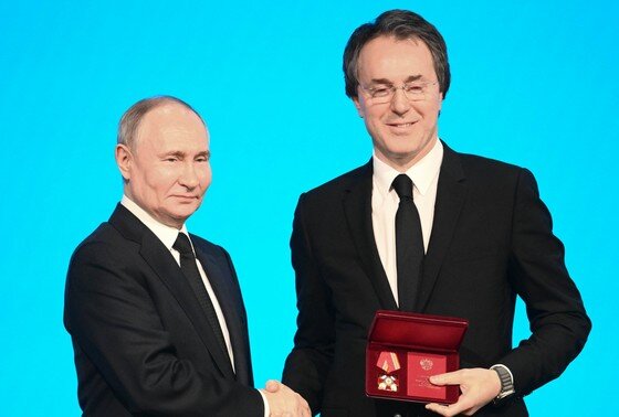    Президент РФ Владимир Путин и председатель совета директоров АО «Бамтоннельстрой-Мост» Руслан Байсаров