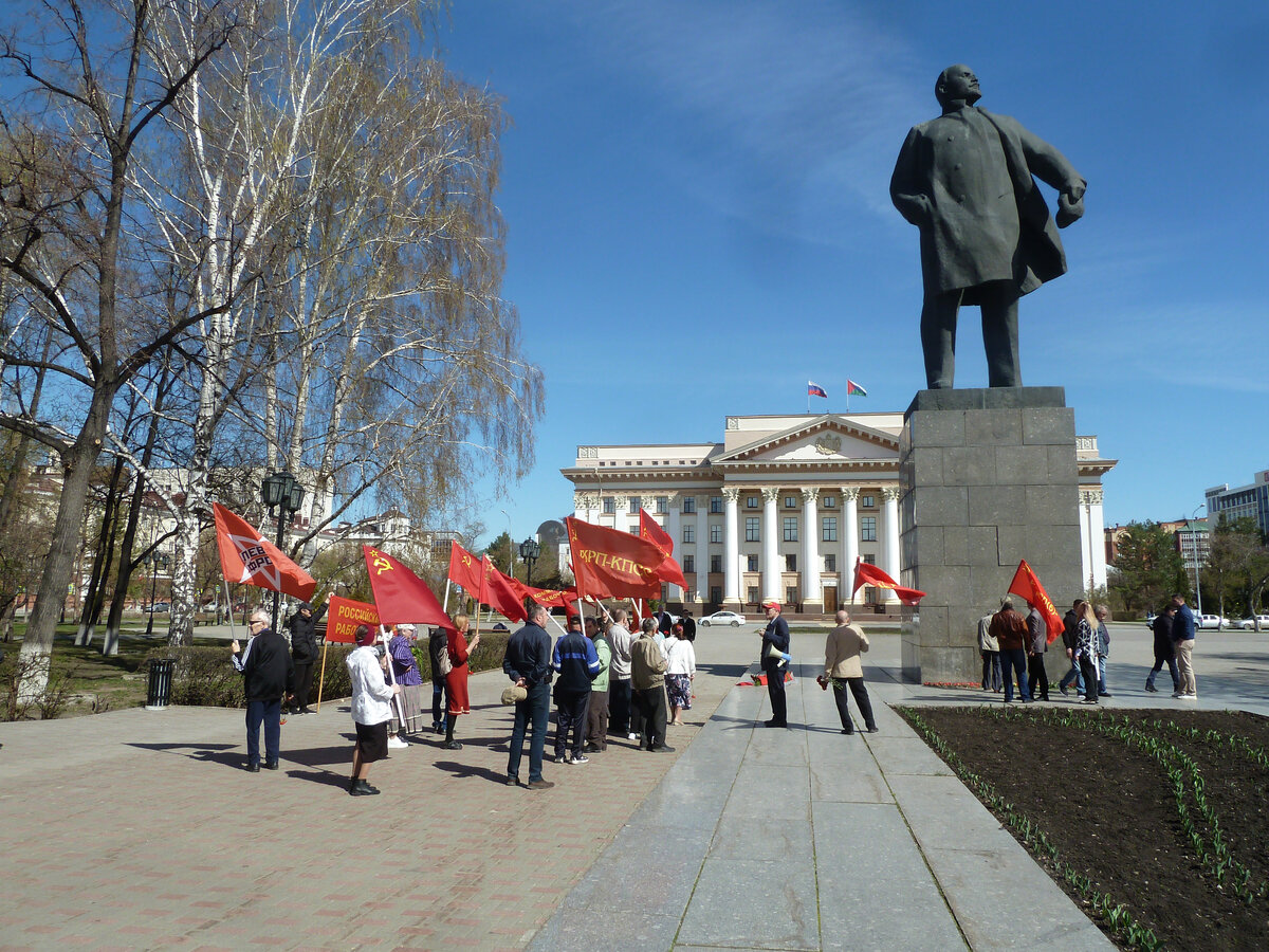 Коммунисты РКРП(б)-КПСС на Центральной площади г. Тюмени у памятника В.И. Ленину, 22 апреля 2024 г.
