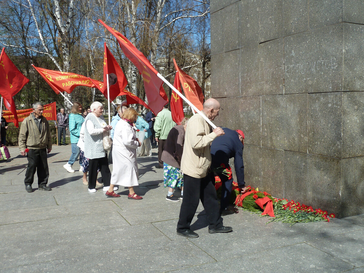Возложение цветов коммунистами РКРП(б)-КПСС к памятнику В.И. Ленину в Тюмени 22 апреля 2024 г.