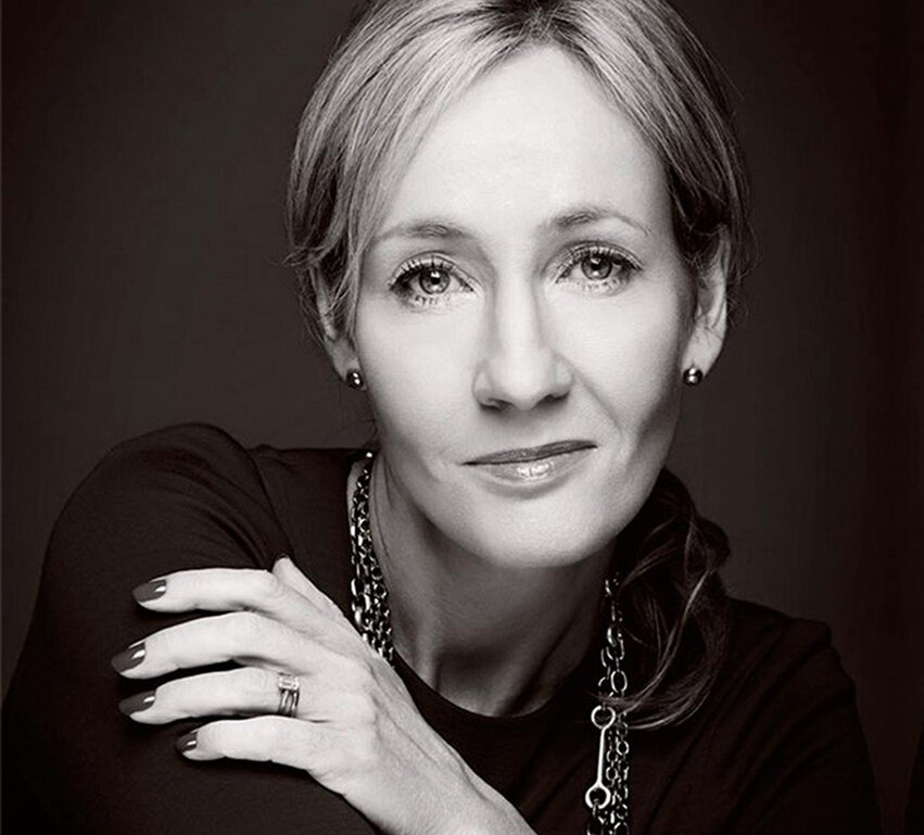 Джоанна Роулинг — британская писательница и филантроп, известная под псевдонимом Дж.Родилась 31 июля 1965 года в Йейте. В 1987 году окончила Эксетерский университет и начала работать временным секретарём-билингвом.В 1990 году идея создания персонажей Гарри Поттера пришла ей в голову, когда она ждала задержанного поезда.Роулинг написала семитомную детскую фантастическую серию «Гарри Поттер», выходившую с 1997 по 2007 год. Сериал был чрезвычайно успешным: он разошёлся тиражом более 500 миллионов экземпляров, был переведён по меньшей мере на 70 языков и породил глобальную медиафраншизу, включающую фильмы и видеоигры.В 2008 году журнал Forbes назвал её самым высокооплачиваемым автором в мире. Роулинг завершила серию «Гарри Поттер» фильмом «Гарри Поттер и Дары смерти» (2007).Роулинг получила много наград за свою работу. Она была награждена орденом Британской империи и назначена членом ордена почётных товарищей за заслуги перед литературой и филантропией.