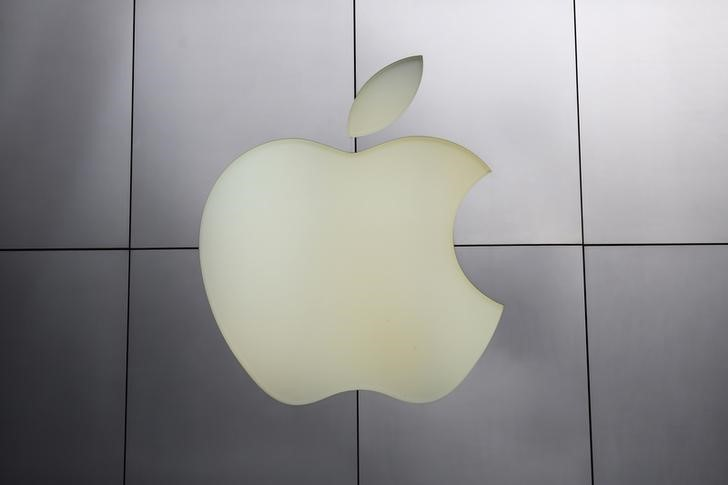 Акции Apple (NASDAQ:AAPL) выросли на 0,3%, несмотря на новости о том, что продажи iPhone в Китае упали на 19% в течение мартовского квартала, согласно данным Counterpoint Research, что свидетельствует о самых низких показателях производительности устройства в регионе с начала эпидемии Covid примерно в 2020 году.