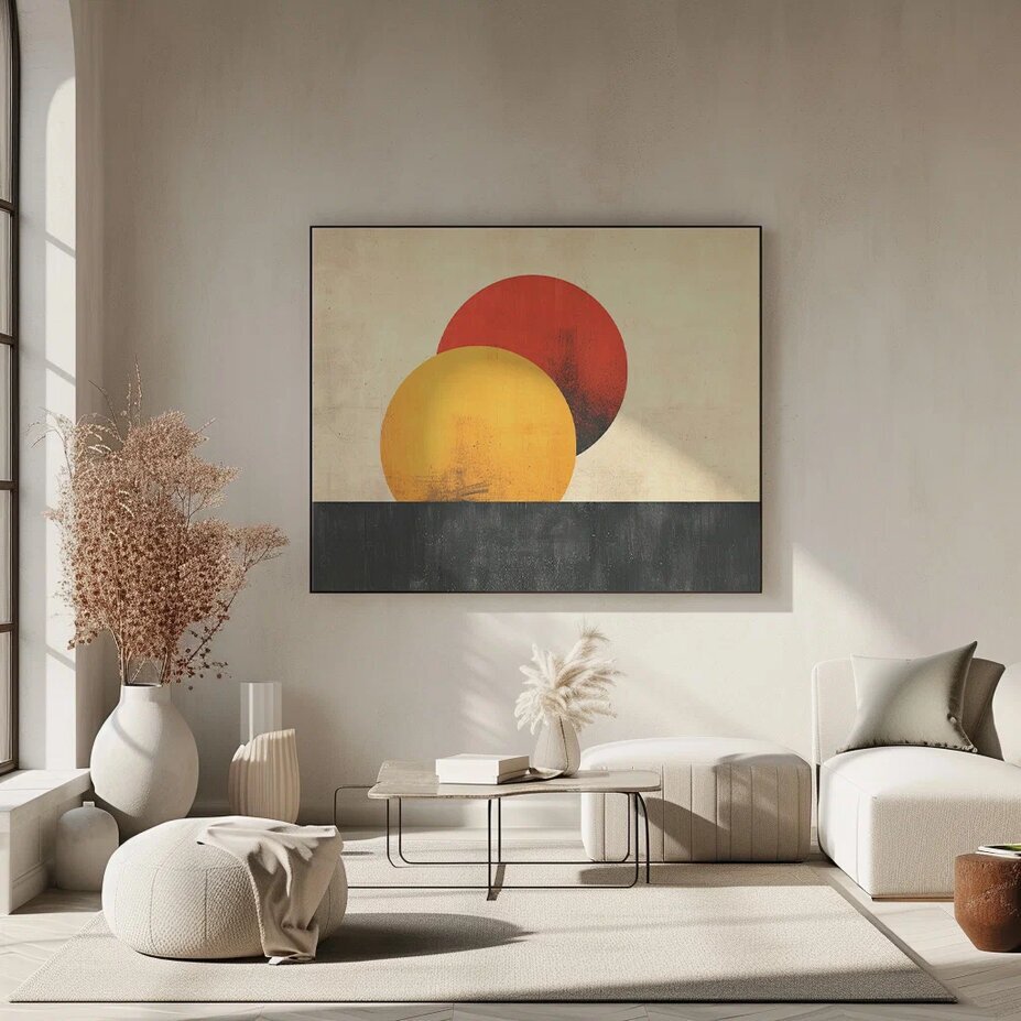 Яркое искусство в минималистичном интерьере