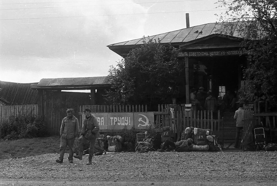 Я не нашёл старых фотографий Верхнеаршинского, но не могу не показать вам этот снимок, сделанный в 80-х годах в соседней Николаевке. Думаю, он хорошо передаёт дух того времени. Фотография с сайта pastvu.com (https://pastvu.com/p/672201) 