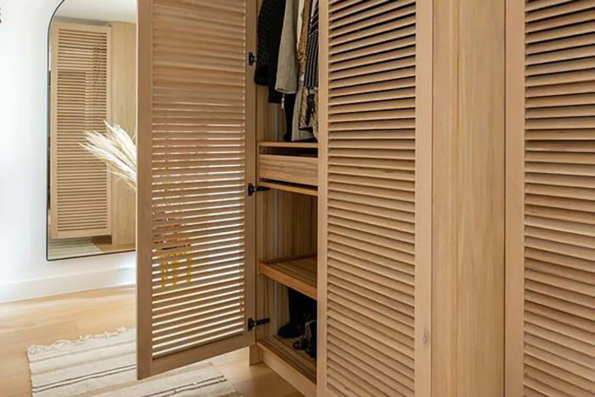 Шкаф с жалюзийными распашными дверями. 