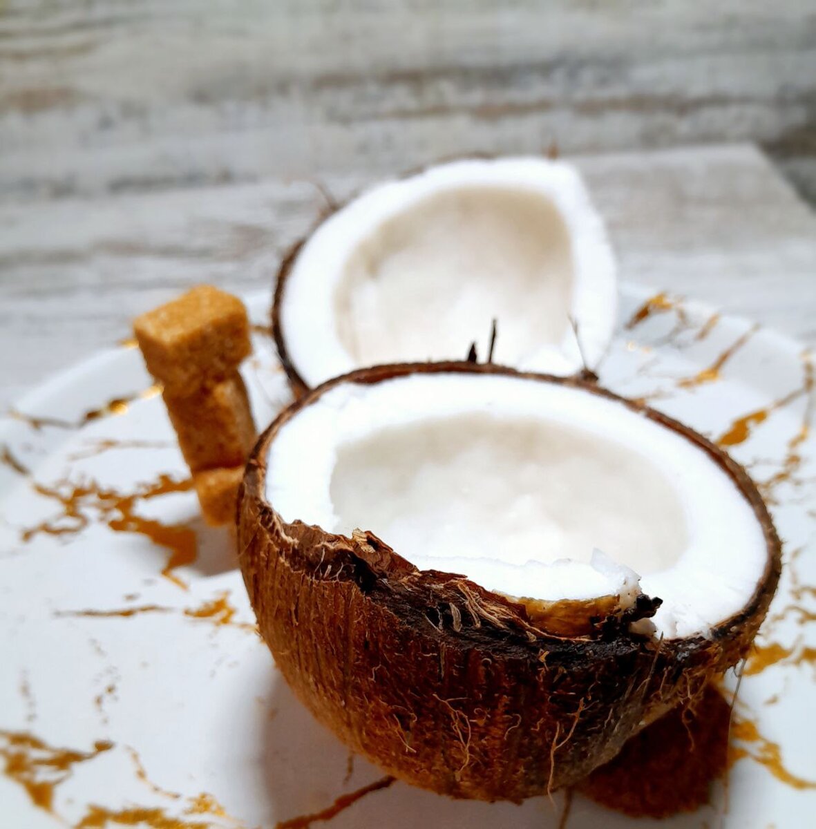 Кокос - это плод пальмы кокосовой, который обладает множеством полезных свойств для здоровья. Вот некоторые из них: 
Кокос содержит множество витаминов и минералов, таких как витамин С, витамины группы В, железо, калий и магний, которые способствуют укреплению иммунной системы и общему улучшению здоровья.

Кокосовое молоко и масло могут помочь улучшить пищеварение, так как содержат волокно и здоровые жиры.

Кокосовое масло может использоваться для ухода за кожей и волосами, благодаря своим увлажняющим и питательным свойствам.

Кокосовая вода является отличным источником гидратации и электролитов, особенно после физических нагрузок.

Кокосовая мука и молотое кокосовое мясо могут быть использованы в кулинарии как заменители обычной муки и добавка к сладким и соленым блюдам.

Таким образом, кокос является уникальным и полезным продуктом, который можно включить в свой ежедневный рацион для поддержания здорового образа жизни.