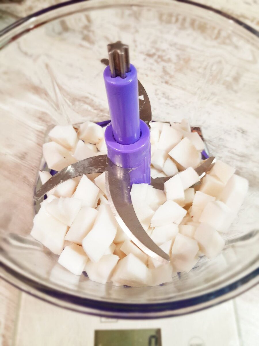 Открываем кокос с помощью хорошего ножа или кулинарного молоточка. На кокосах есть отверстия с помощью которых они легче открываются. Чистить мякоть хорошо овощечисткой.