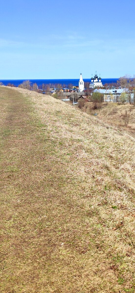 Синева озера с вершины белозерского Вала.