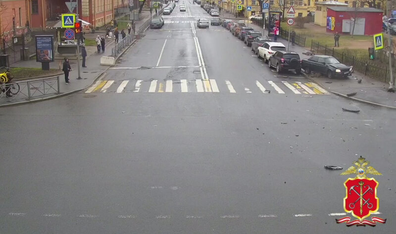 Серьезное ДТП произошло днем во вторник, 23 апреля, в центре Петербурга. На перекрестке столкнулись Lada Priora и Hyundai Solaris. Водителя отечественного автомобиля выбросило из салона.