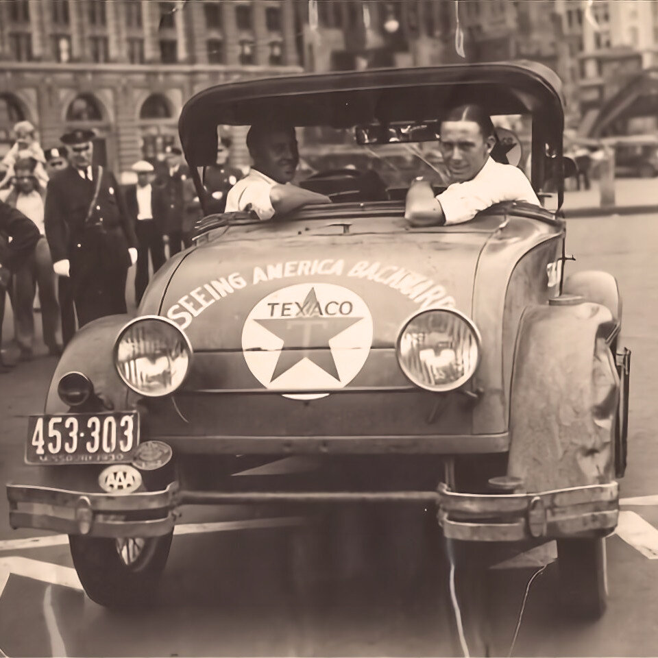 Чарльз Крейтон и Джеймс Харгис едут задним ходом.