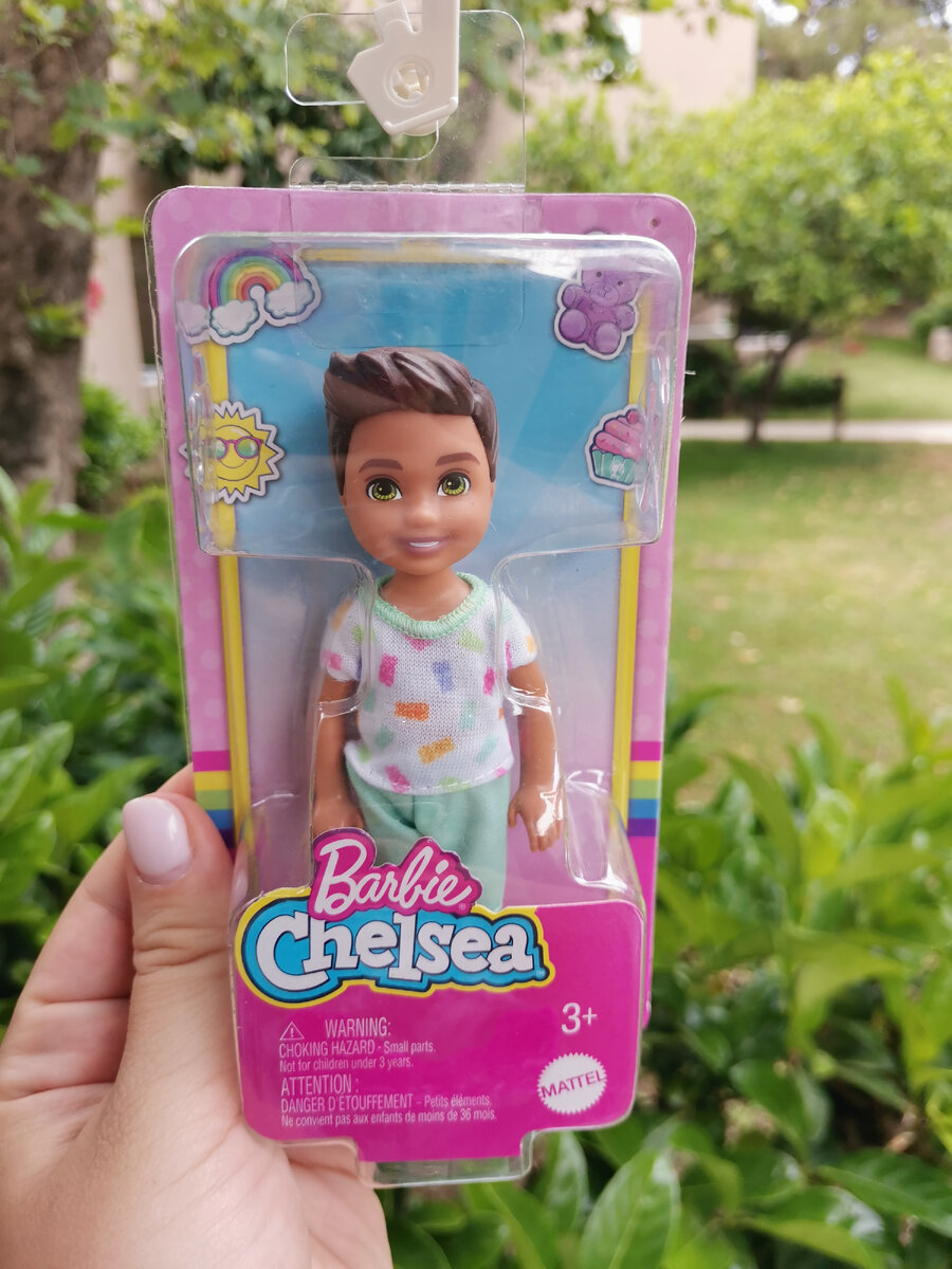 Смуглый мальчишечка с зелеными глазами