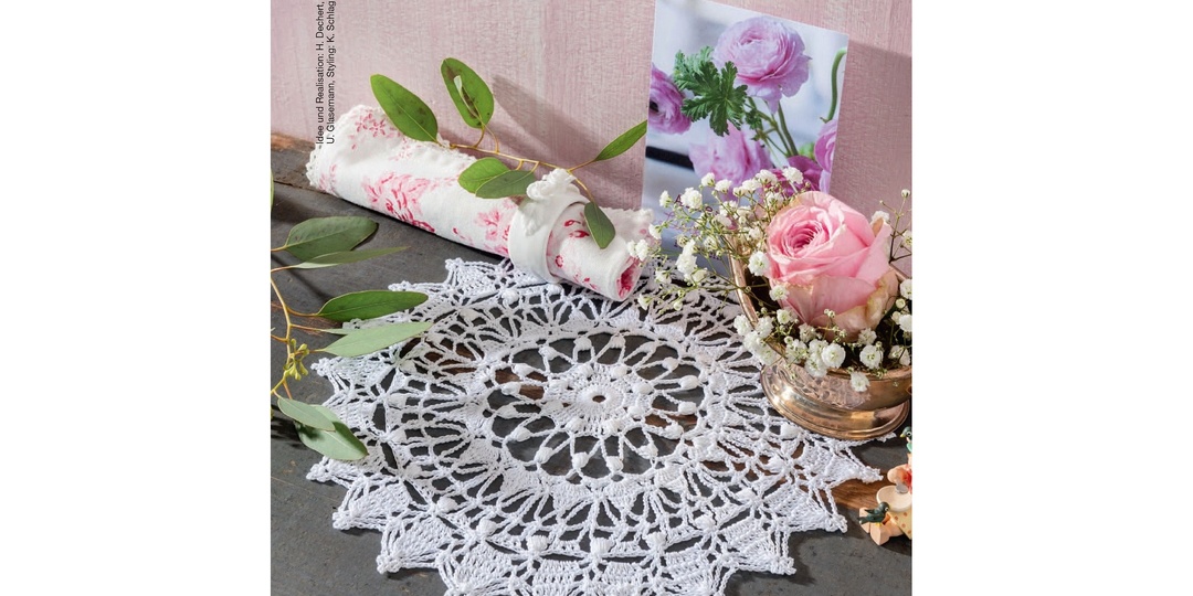 Подобрала для вас схемы круглых салфеток, которые можно использовать как украшение на столе, а можно повесить и как декор на стену