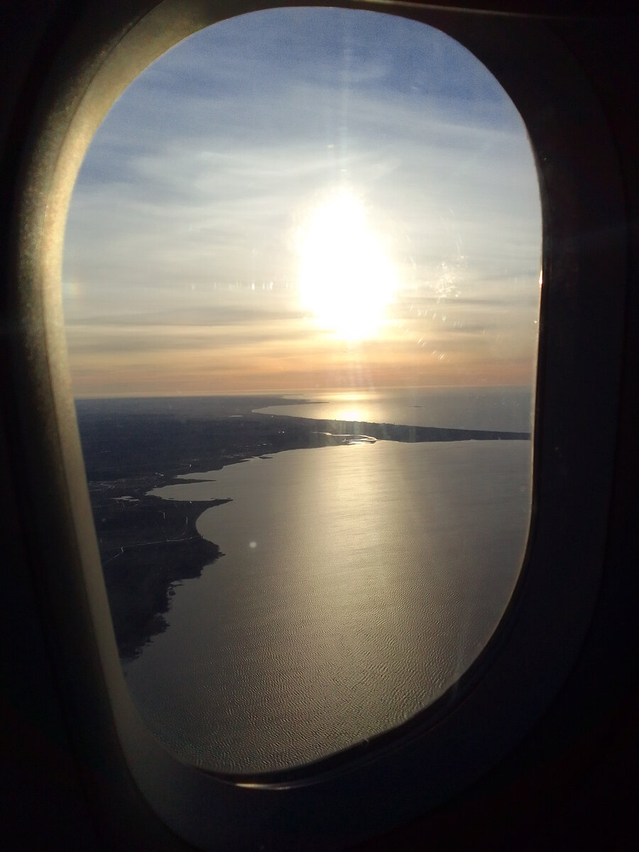 Подлетаем к Калининграду над Балтикой. Специально выбирала рейс на закате. Очень атмосферно, 2021 год