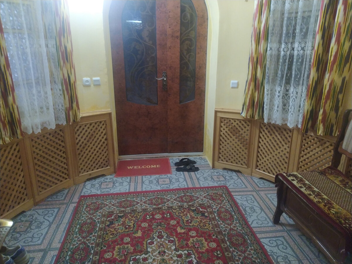 А в Хиве нам попалась гостиница, где нужно было оставлять уличную обувь в предбаннике у входа — брать ее в номер было нельзя