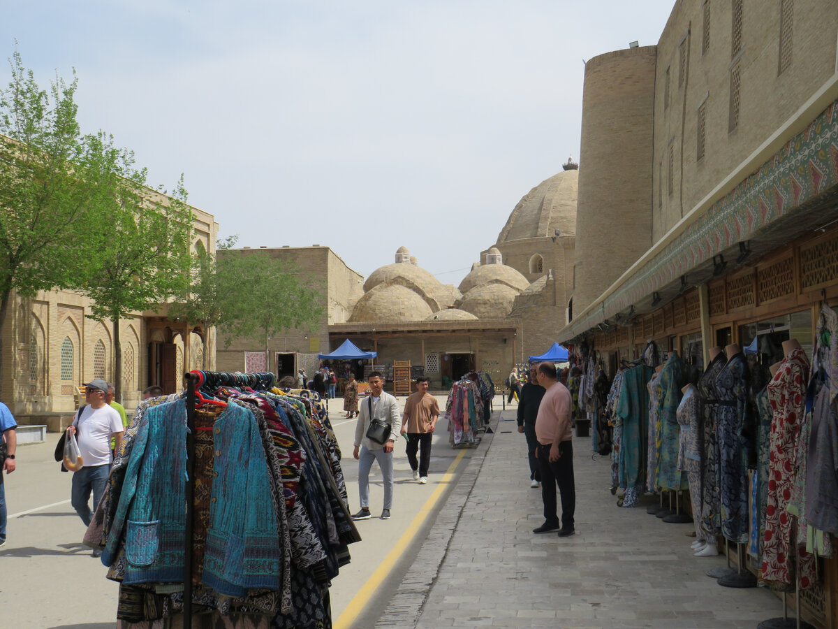 Торговля сувенирами в центре Бухары