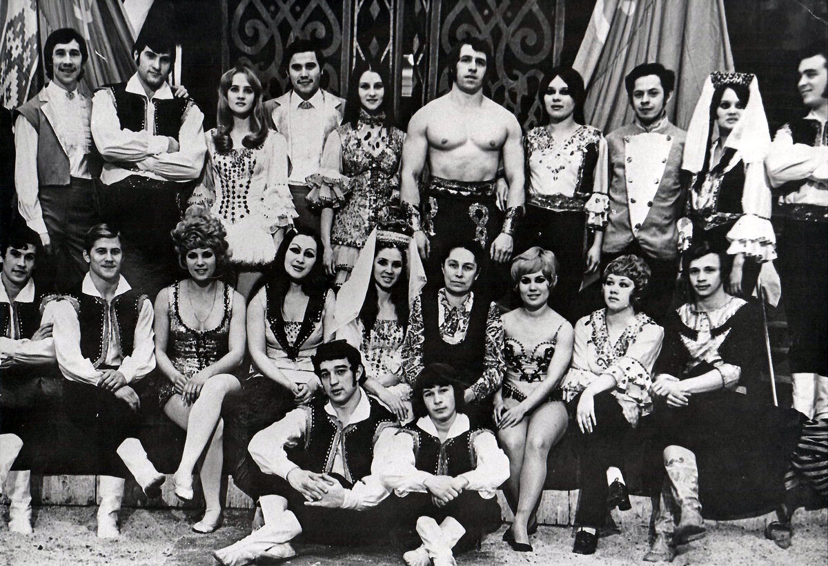 Татарский цирковой коллектив, 70-е годы XX века.  Из архива Казанского государственного цирка