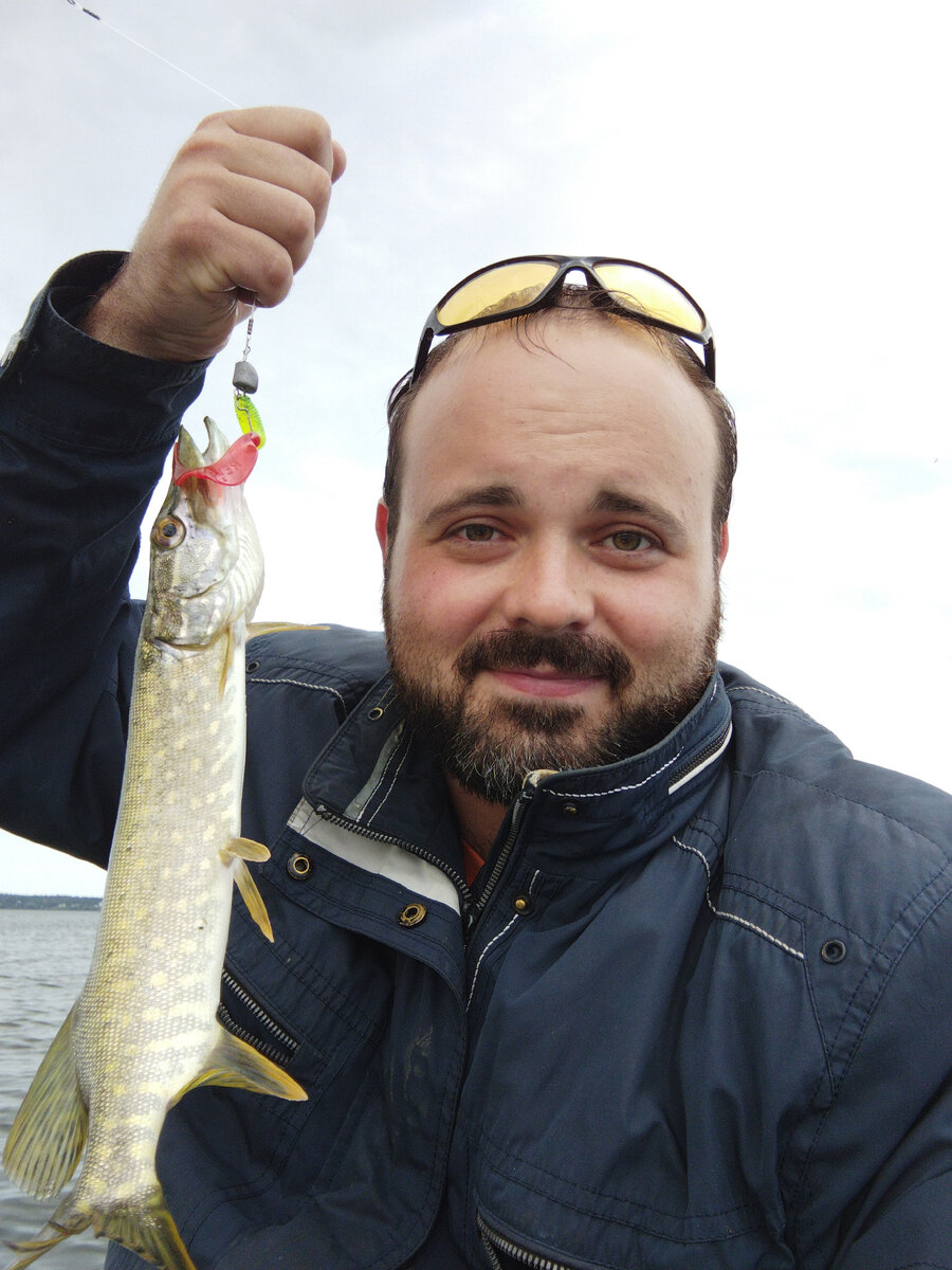 Щучка поймана на золотисто-красный твистер Relax Bass