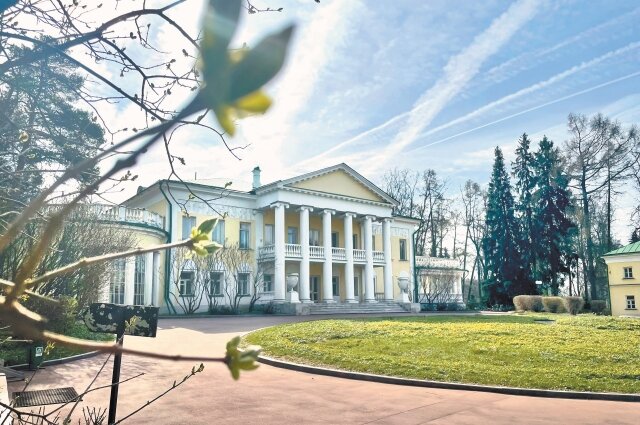    Большой дом усадьбы Горки, вид со стороны северного флигеля. Фото: Пресс-служба Государственного исторического музея – Заповедника «Горки Ленинские».