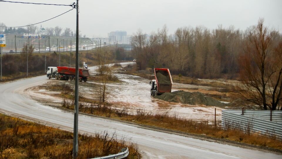    Подготовка площадки для торговой деревни на берегу Оби в Барнауле. Источник: Виталий Барабаш