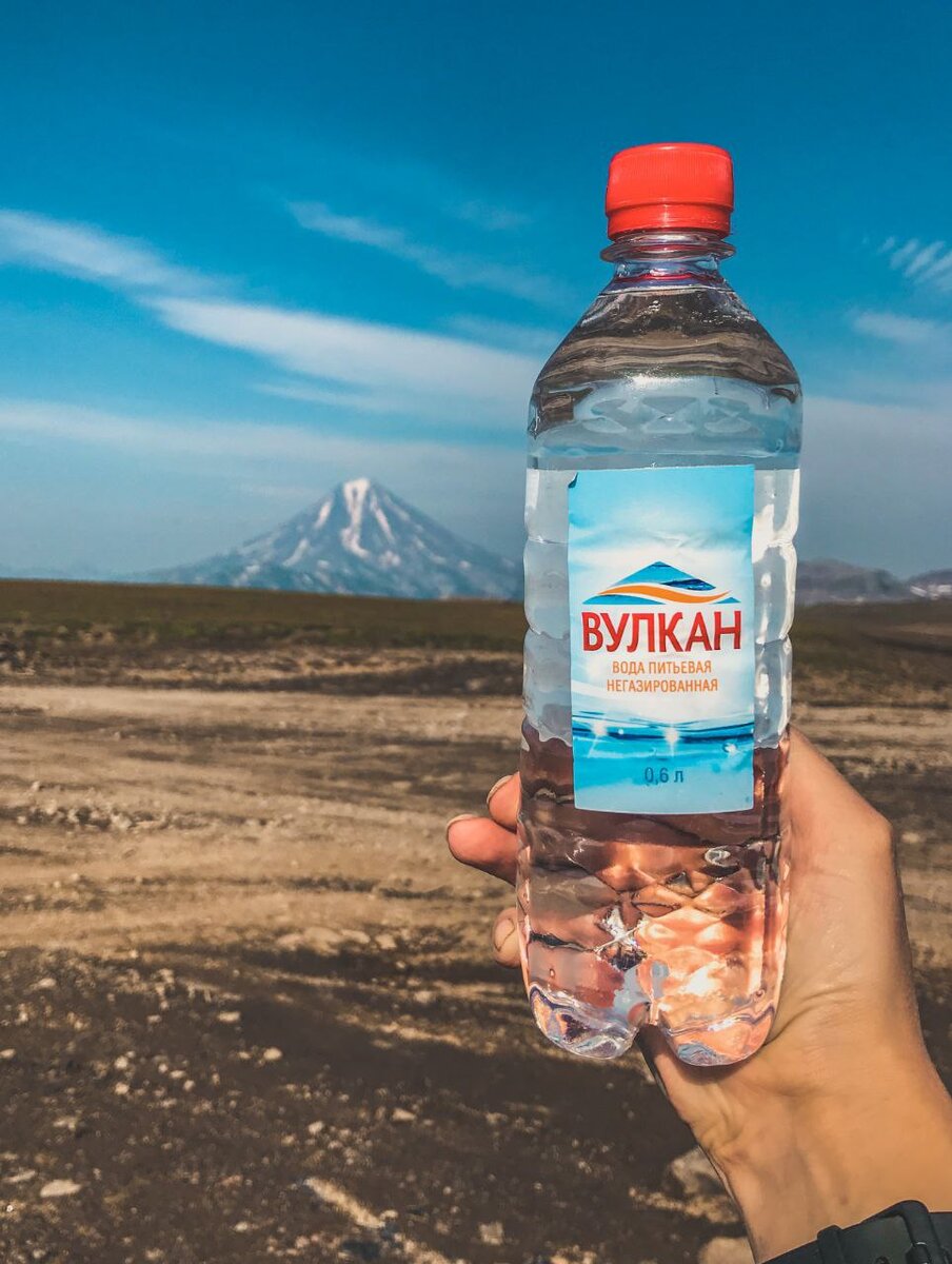 идём к Мутновскому вулкану после восхождения на Горелый, вода закончилась и нас угостили мимо проезжающие люди
