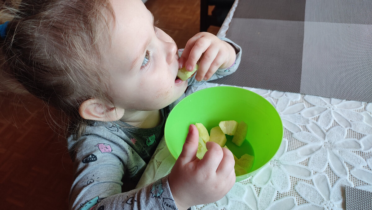 Мия обожает огурцы, яблоки, груши