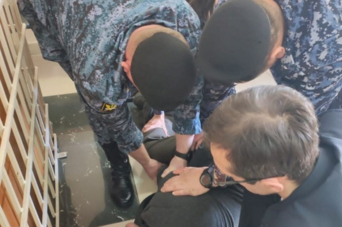    На Камчатке приставы оказали помощь подсудимому в зале суда