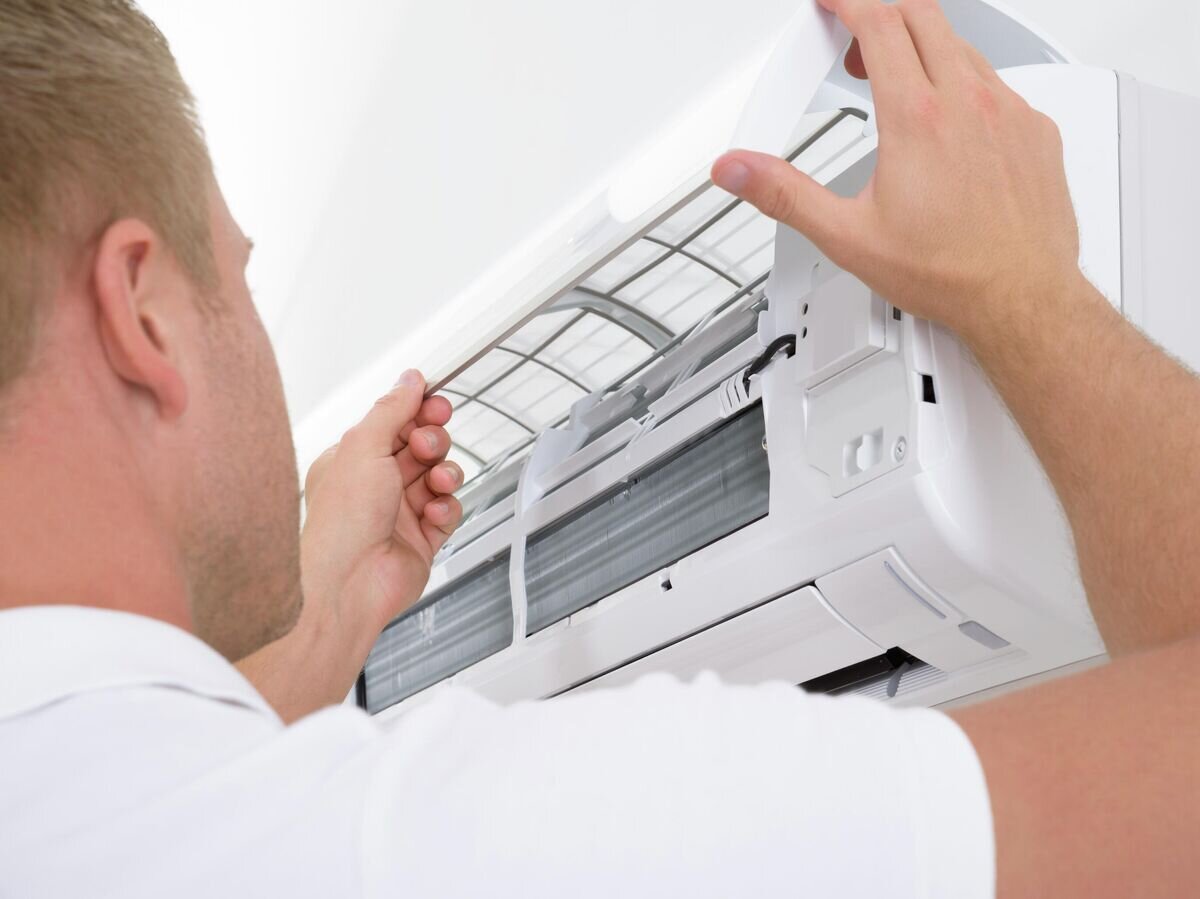    Сборка кондиционера© Depositphotos.com / Andrey Popov