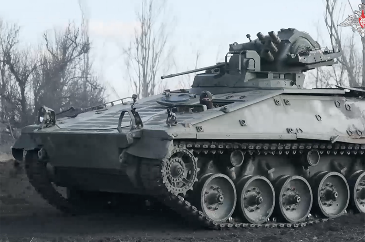    Военные доставили на Поклонную гору трофейные БТР «Азовец» и БМП Marder