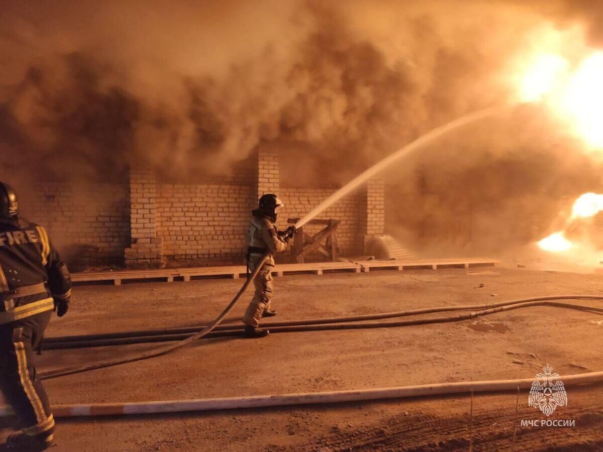    Тушение пожара на складе в Уссурийске © Фото : МЧС России/Telegram