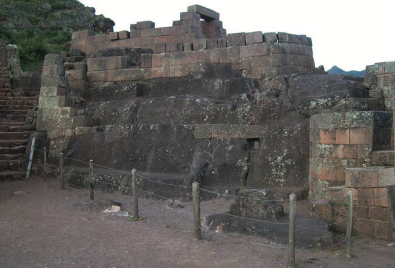 Кладка, вписанная в скалу, и «уака». Изображение взято из книги А. Ю. Склярова «Перу и Боливия задолго до инков», издательство ВЕЧЕ, 2011