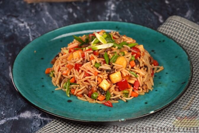 рис длиннозёрный, тофу, шампиньоны, морковь, перец болгарский красный, горошек зелёный замороженный, чеснок, соль, перец чёрный молотый, масло растительное, соус соевый, лук зелёный
