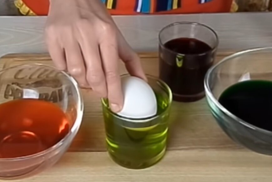 Продолжаем красить пасхальные яйца. Видео вариант, как красиво покрасить яйца на Пасху можете посмотреть по ссылке ЗДЕСЬ.-2