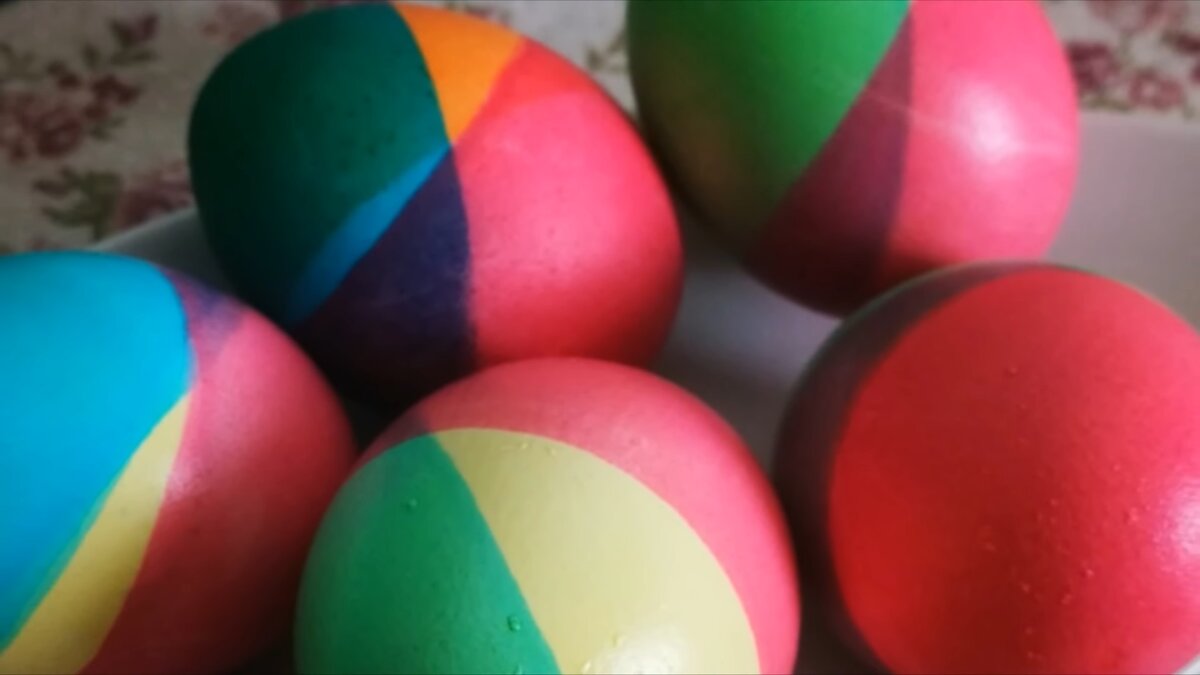 Продолжаем красить пасхальные яйца. Видео вариант, как красиво покрасить яйца на Пасху можете посмотреть по ссылке ЗДЕСЬ.