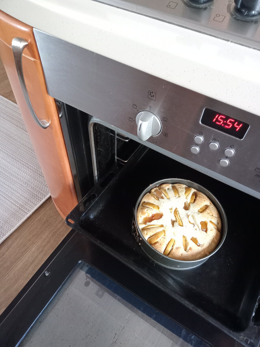 Вкусный вчера сделала творожный пирог с вареньем и яблоками