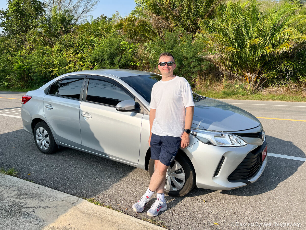 Какой-то турист возле арендованной машины.