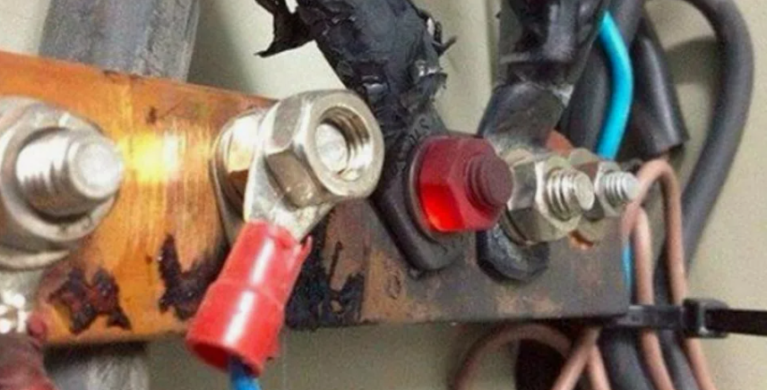 Вот так может выглядеть нулевой проводник в ВРУ дома. Источник фото imghub.ru