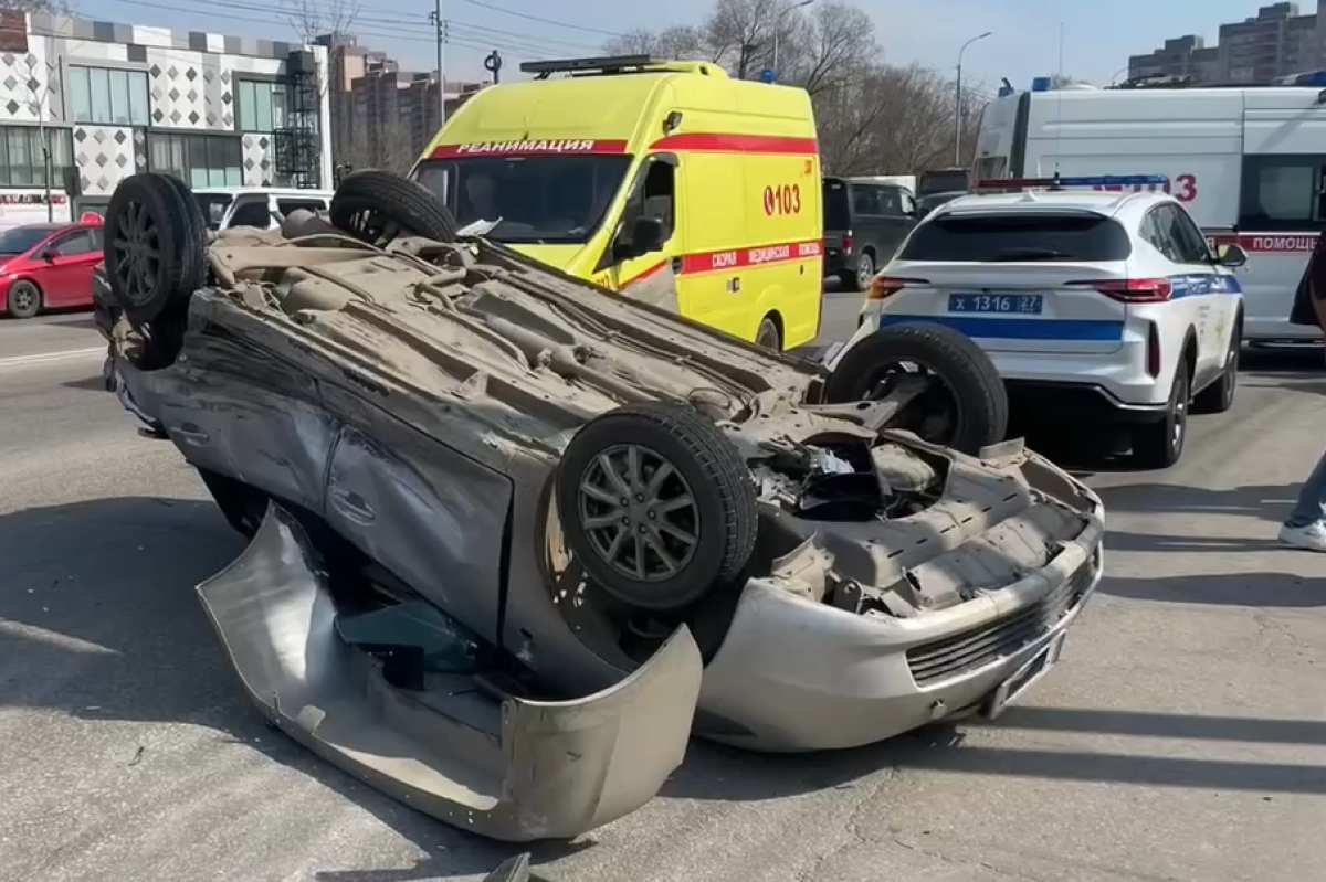 В Хабаровске водитель Nissan опрокинул Toyota на крышу, пострадали двое |  Аргументы и факты - Хабаровск | Дзен