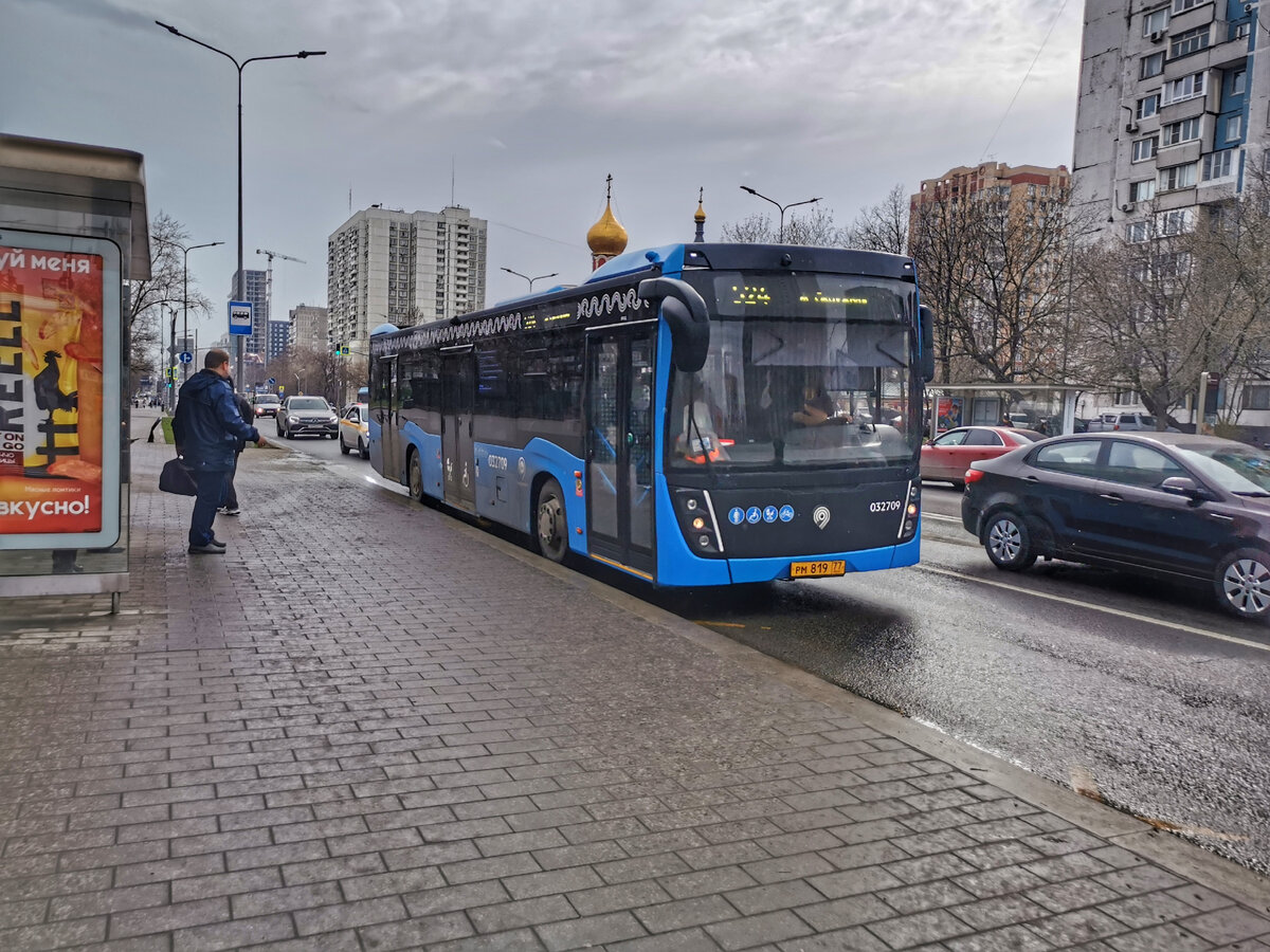 А вот автобус 032709 НефАЗ-5299-40-52 на маршруте № 524. Там же.