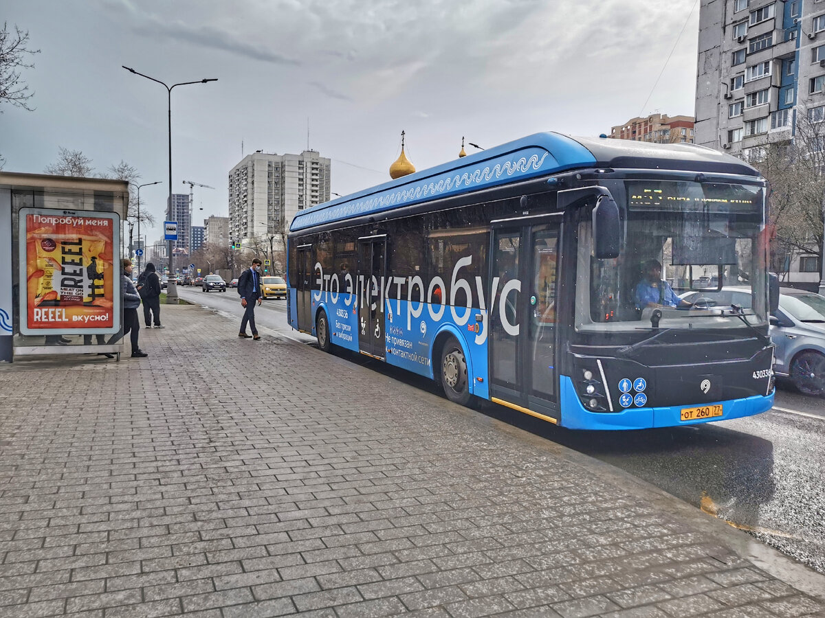 И вот я поехал с работы домой... Остановка "Шереметьевская улица" на Шереметьевской улице. первый, кто попал в кадр - электробус 430336 ЛиАЗ-6274 на маршруте № м53. 