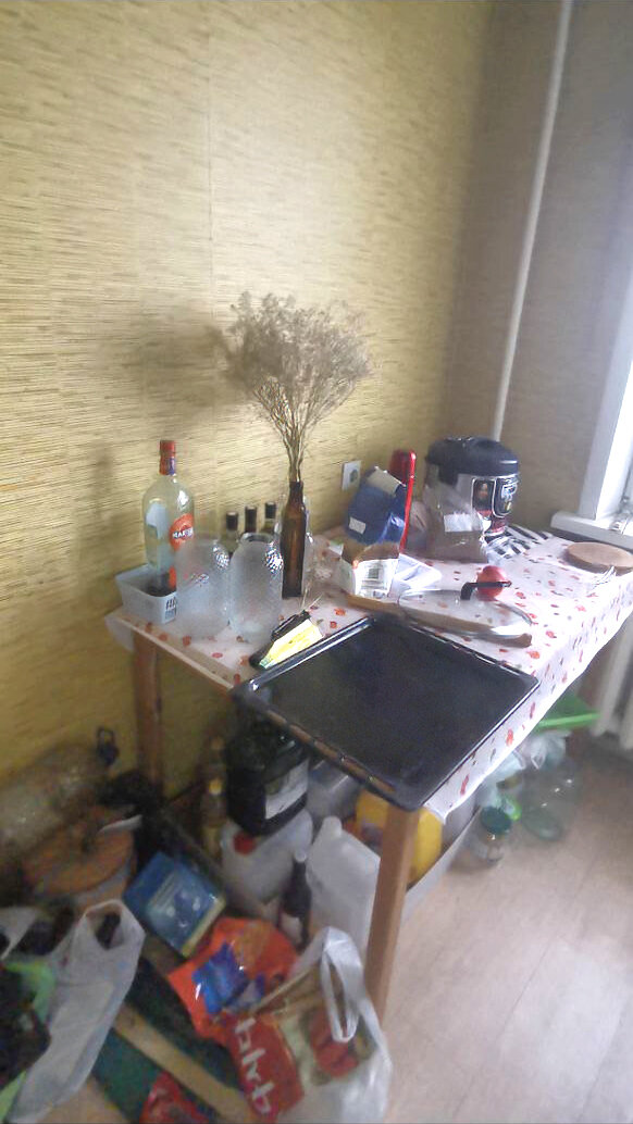 и часть барахла из шкафов вывалили на пол