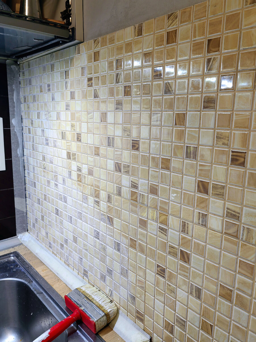 раз всё в одной гамме, то и плитка у мойки подвеглась перекраске. Кварц-грунт, краска, лак.