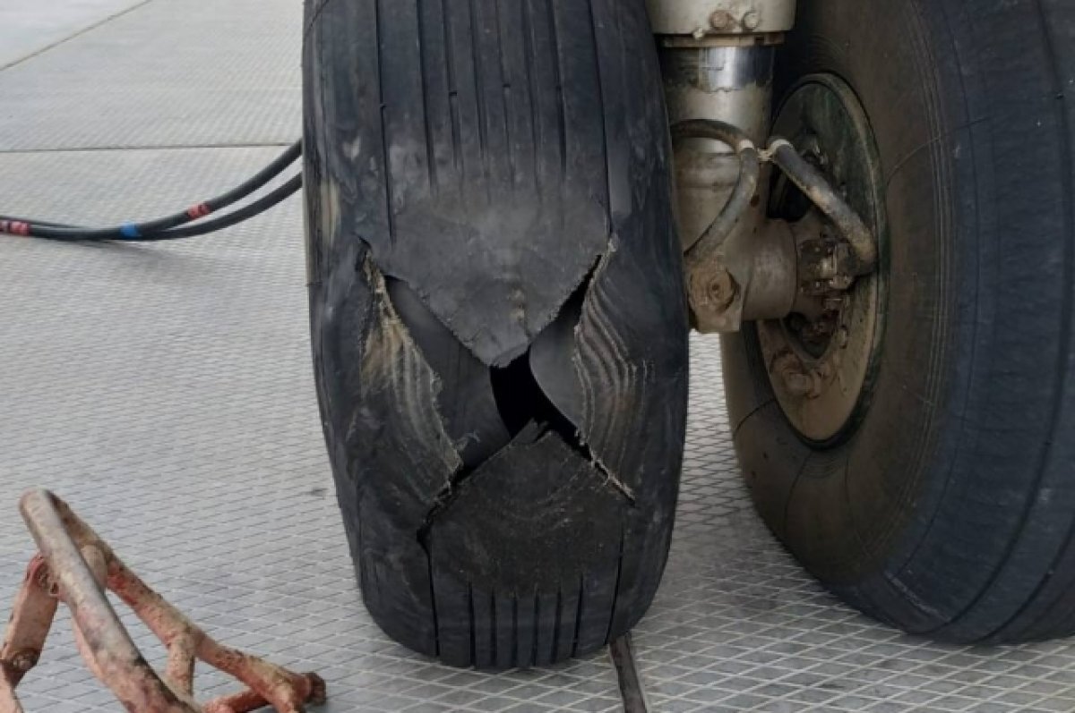    Два колеса лопнули у самолёта во время посадки в Якутии