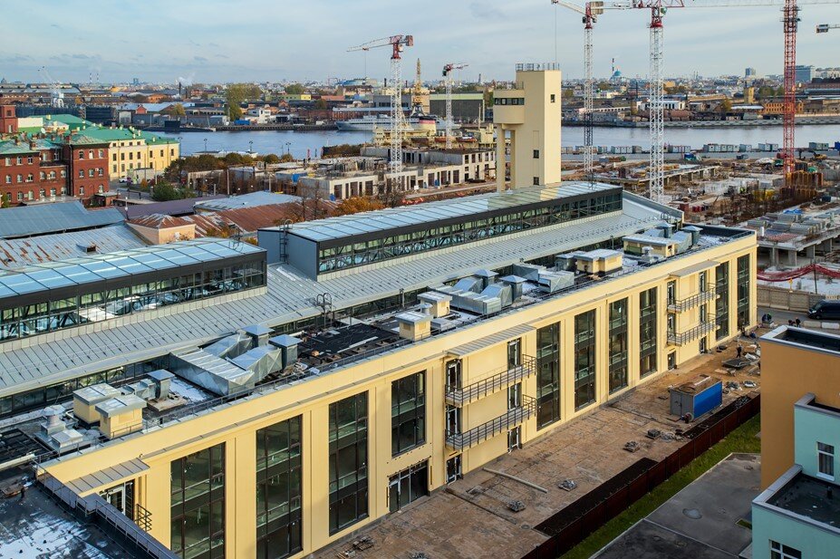    здание Канатного цеха с водонапорной башней завода "Красный гвоздильщик" на Васильевском острове после реставрации Автор фото: Сергей Ермохин