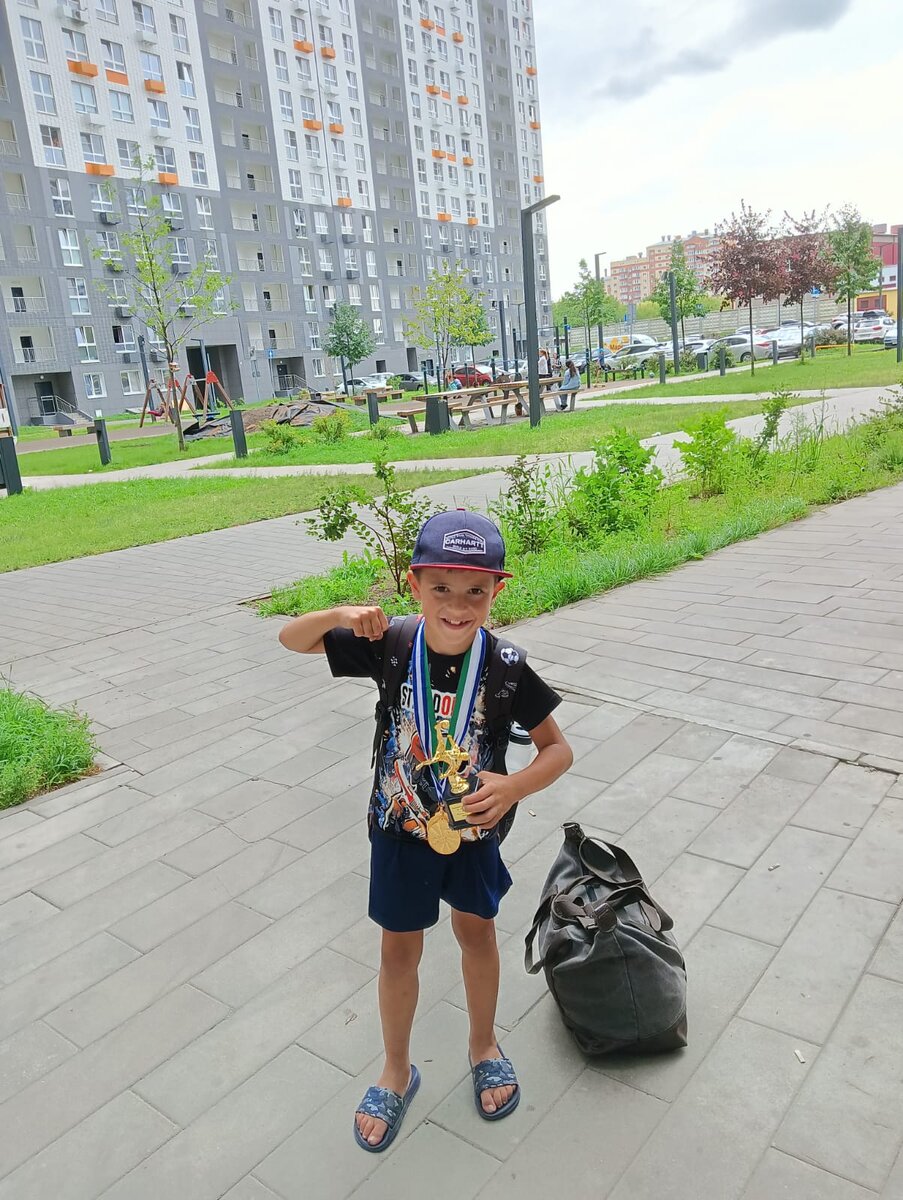 Весь дом в наградах и футбольных мячах — и это лишь начало пути | Мамы,  папы и футбол | Дзен