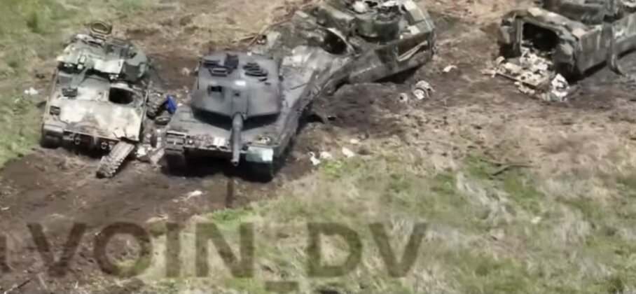 Выведенные из строя боевые машины Leopard 2A6 и Bradley.
