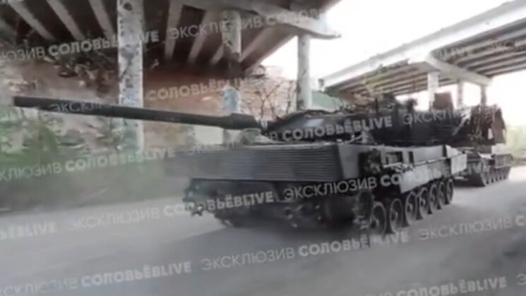 Транспортировка российскими военными трофейного танка Leopard 2A6.