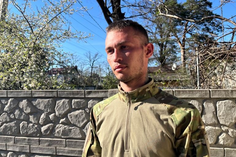 27-летний Влад говорит, что гордится тем, что сражается за Украину в ее битве против своей родины, России [Агнешка Пикулицкая-Вильчевска / Аль-Джазира]