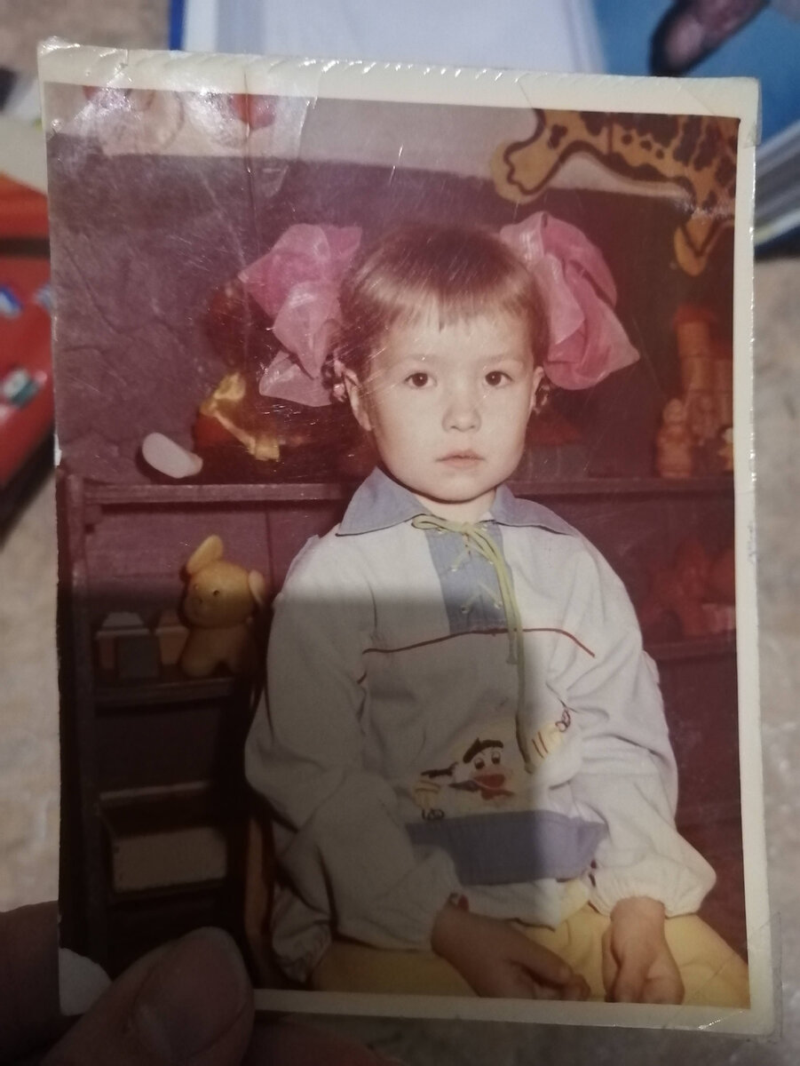 Это я с собственноручно подстриженной чёлкой с уверенностью смотрю в будущее. 