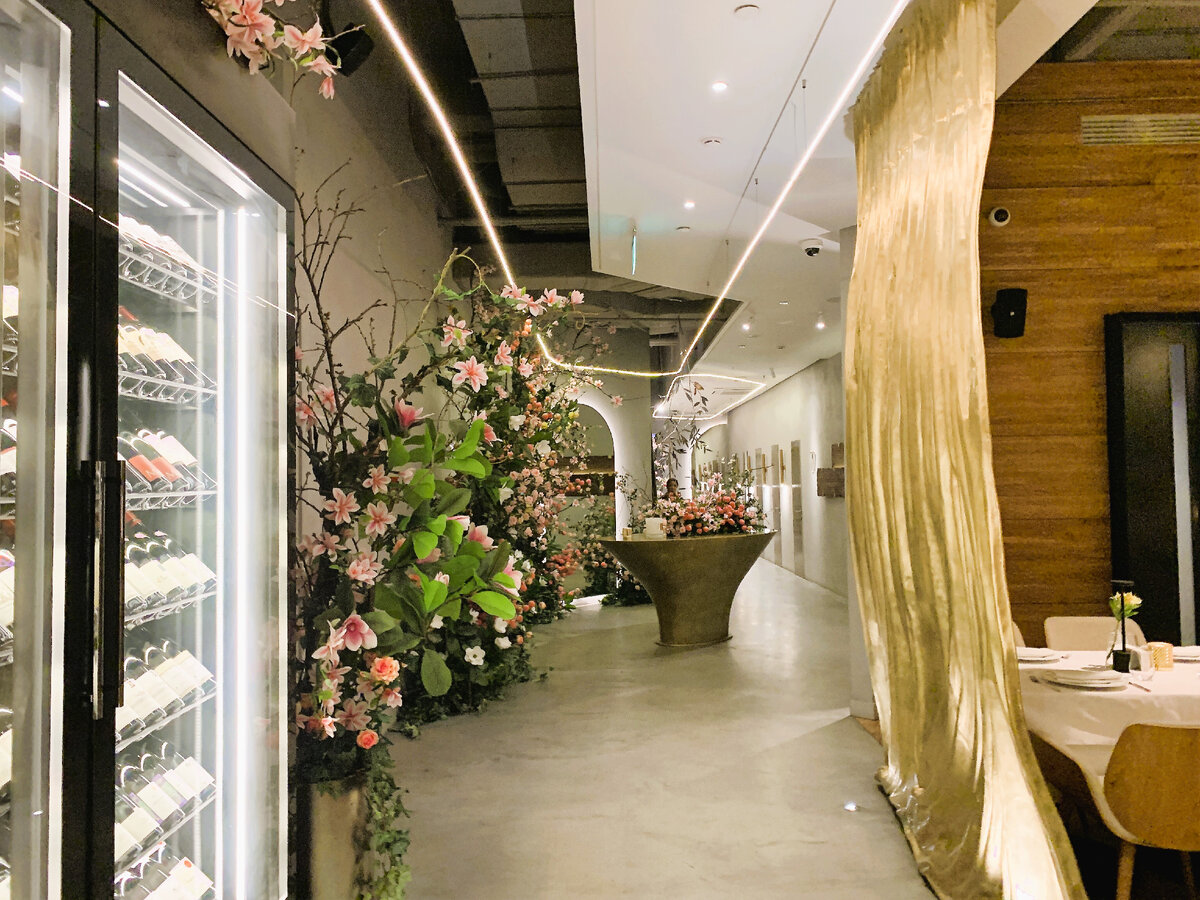 Проход в фотозону и к туалетным комнатам